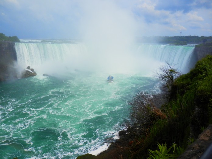 Horseshoe Falls with the Maid of the Mist 